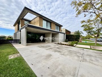 Casa Amoblada en Alquiler  con 4 habitaciones a la Laguna en Barbarita Tigre