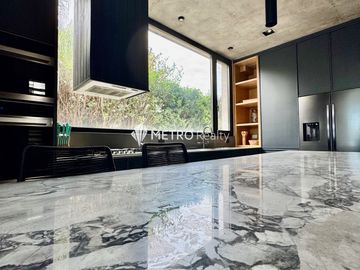 Casa Amoblada en Alquiler  con 4 habitaciones a la Laguna en Barbarita Tigre