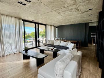 Casa Amoblada en Alquiler  con 4 habitaciones a la Laguna en Barbarita Tigre