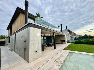 Casa Amoblada en Alquiler  con 4 habitaciones a la Laguna en Barbarita Tigre