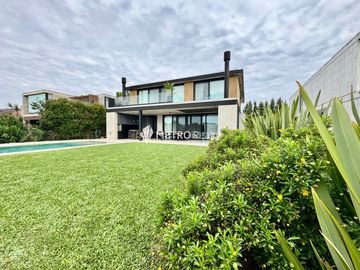 Casa Amoblada en Alquiler  con 4 habitaciones a la Laguna en Barbarita Tigre
