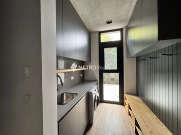 Casa Amoblada en Alquiler  con 4 habitaciones a la Laguna en Barbarita Tigre
