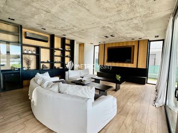 Casa Amoblada en Alquiler  con 4 habitaciones a la Laguna en Barbarita Tigre