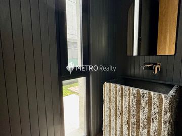Casa Amoblada en Alquiler  con 4 habitaciones a la Laguna en Barbarita Tigre