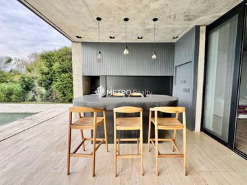 Casa Amoblada en Alquiler  con 4 habitaciones a la Laguna en Barbarita Tigre