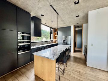 Casa Amoblada en Alquiler  con 4 habitaciones a la Laguna en Barbarita Tigre