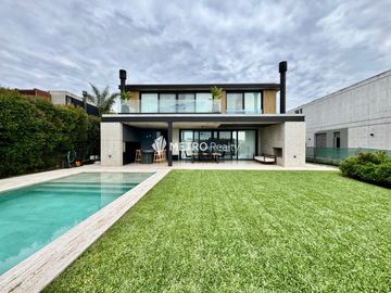 Casa Amoblada en Alquiler  con 4 habitaciones a la Laguna en Barbarita Tigre
