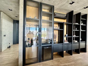 Casa Amoblada en Alquiler  con 4 habitaciones a la Laguna en Barbarita Tigre