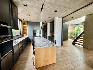 Casa Amoblada en Alquiler  con 4 habitaciones a la Laguna en Barbarita Tigre