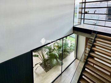Casa Amoblada en Alquiler  con 4 habitaciones a la Laguna en Barbarita Tigre