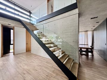Casa Amoblada en Alquiler  con 4 habitaciones a la Laguna en Barbarita Tigre