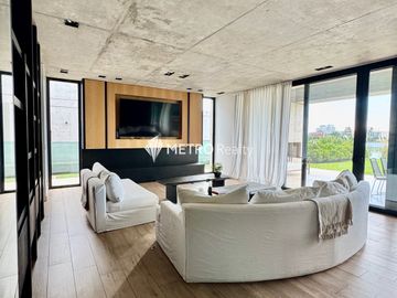 Casa Amoblada en Alquiler  con 4 habitaciones a la Laguna en Barbarita Tigre