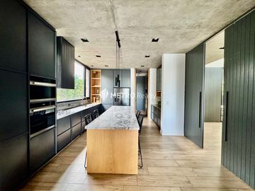 Casa Amoblada en Alquiler  con 4 habitaciones a la Laguna en Barbarita Tigre