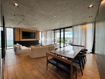 Casa Amoblada en Alquiler  con 4 habitaciones a la Laguna en Barbarita Tigre