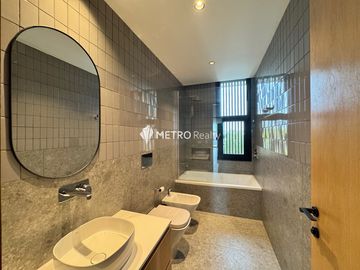Casa Amoblada en Alquiler  con 4 habitaciones a la Laguna en Barbarita Tigre