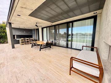 Casa Amoblada en Alquiler  con 4 habitaciones a la Laguna en Barbarita Tigre
