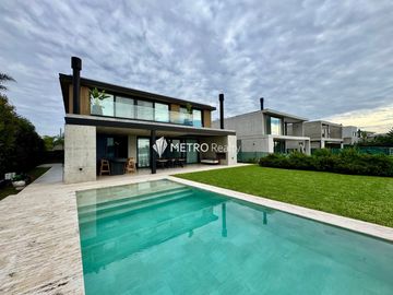 Casa Amoblada en Alquiler  con 4 habitaciones a la Laguna en Barbarita Tigre