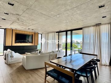 Casa Amoblada en Alquiler  con 4 habitaciones a la Laguna en Barbarita Tigre