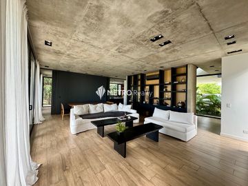 Casa Amoblada en Alquiler  con 4 habitaciones a la Laguna en Barbarita Tigre