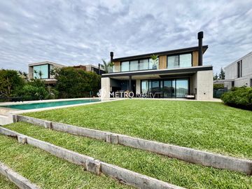 Casa Amoblada en Alquiler  con 4 habitaciones a la Laguna en Barbarita Tigre