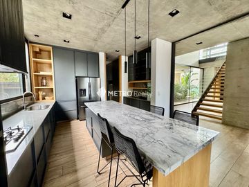 Casa Amoblada en Alquiler  con 4 habitaciones a la Laguna en Barbarita Tigre
