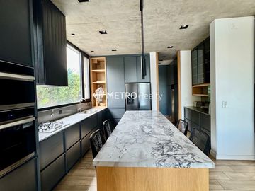 Casa Amoblada en Alquiler  con 4 habitaciones a la Laguna en Barbarita Tigre