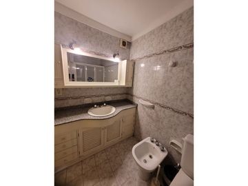 Departamento 5 Ambientes en Venta en Morón centro.