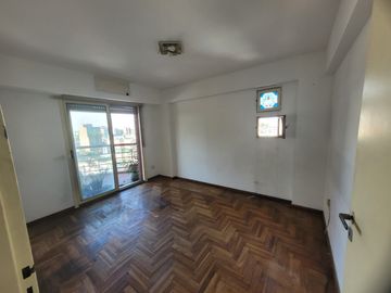 Departamento 5 Ambientes en Venta en Morón centro.