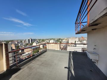 Departamento 5 Ambientes en Venta en Morón centro.