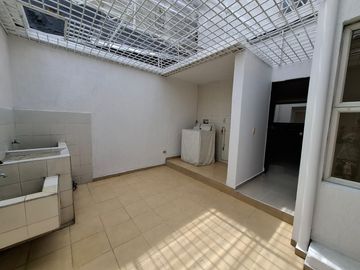 Vendo Casa Externa En Barrio La Flora.