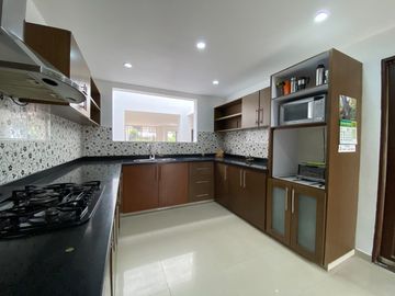 Vendo Casa Externa En Barrio La Flora.