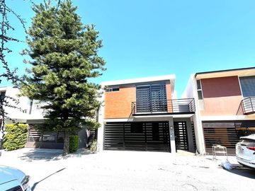 Casa en venta en Cerradas de Anáhuac, Sector Contemporáneo