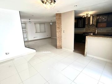 Casa en venta en Cerradas de Anáhuac, Sector Contemporáneo