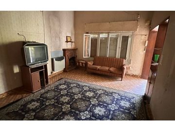 Casa a reciclar a pocas Cuadras de la av. Carcano