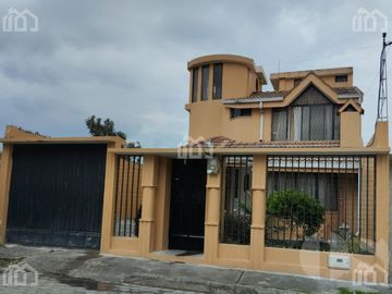 SE VENDE CASA  CON TERRENO SECTOR ECU911 RIOBAMBA