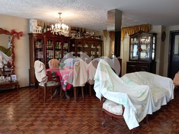 CASA CON TERRENO DE VENTA SOBRE CALLE PRINCIPAL DE RIOBAMBA