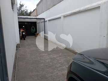 CASA CON TERRENO DE VENTA SOBRE CALLE PRINCIPAL DE RIOBAMBA