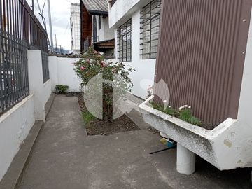 CASA CON TERRENO DE VENTA SOBRE CALLE PRINCIPAL DE RIOBAMBA