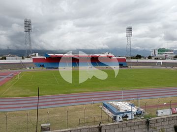 CASA CON TERRENO DE VENTA SOBRE CALLE PRINCIPAL DE RIOBAMBA