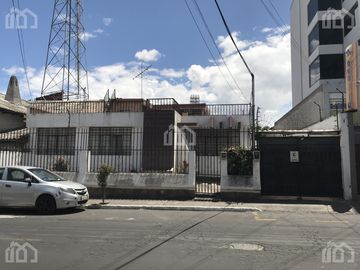 CASA CON TERRENO DE VENTA SOBRE CALLE PRINCIPAL DE RIOBAMBA