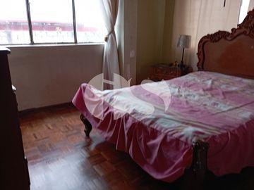 CASA CON TERRENO DE VENTA SOBRE CALLE PRINCIPAL DE RIOBAMBA
