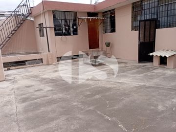 CASA CON TERRENO DE VENTA SOBRE CALLE PRINCIPAL DE RIOBAMBA