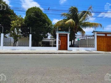 SE VENDE CASA AL NORTE DE MANTA