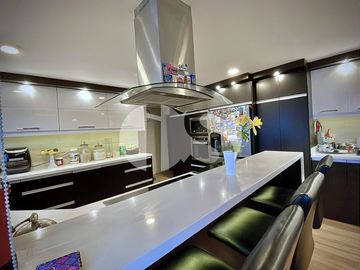 DEPARTAMENTO EN VENTA  MODERNO CON HERMOSA VISTA DE VENTA SECTOR GONZALEZ SUAREZ