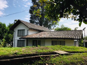 Venta Quinta Guayllabamba con árboles de aguacate