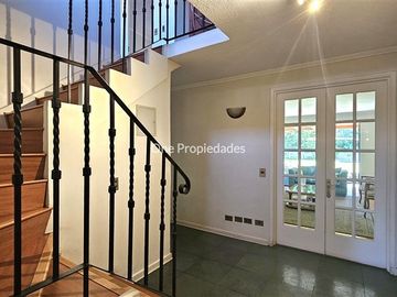 Casa en Venta en Casa en Venta en Condominio No Perimetral 5D4B mas Estar y Servicios en Lo Barnechea One Propiedades