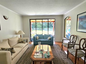 Casa en Venta en Casa en Venta en Condominio No Perimetral 5D4B mas Estar y Servicios en Lo Barnechea One Propiedades