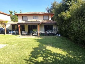 Casa en Venta en Casa en Venta en Condominio No Perimetral 5D4B mas Estar y Servicios en Lo Barnechea One Propiedades