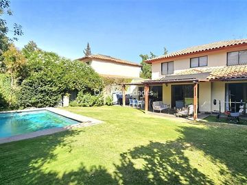 Casa en Venta en Casa en Venta en Condominio No Perimetral 5D4B mas Estar y Servicios en Lo Barnechea One Propiedades