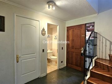 Casa en Venta en Casa en Venta en Condominio No Perimetral 5D4B mas Estar y Servicios en Lo Barnechea One Propiedades